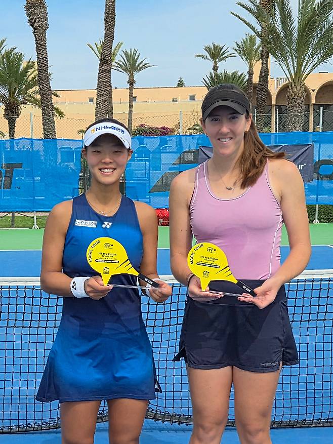 한국 여자 테니스 간판 백다연(왼쪽)이 올해 첫 국제 대회 우승을 합작한 사포 사켈라리디와 포즈를 취한 모습. NH농협은행