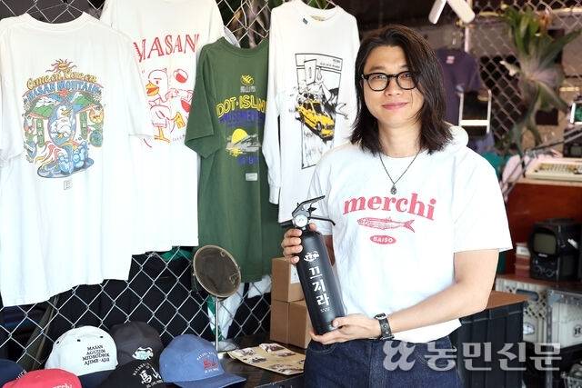 지금은 사라진 경남 ‘마산시’가 고향이라 말하는 박승규 마사나이 대표. 그는 경남 창원에서 그 시절 기억의 파편을 담은 기념품을 만든다. 김도웅 프리랜서 기자