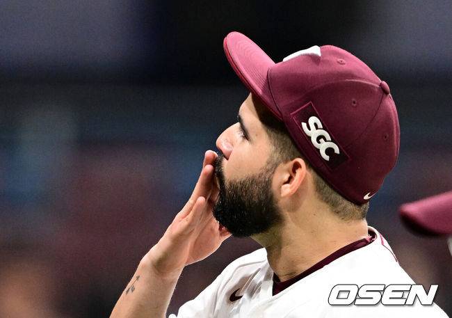 [OSEN=고척, 지형준 기자] 더그아웃으로 향하며 아내에게 손키스를 날리는 헤이수스. 2024.05.23 / jpnews@osen.co.kr