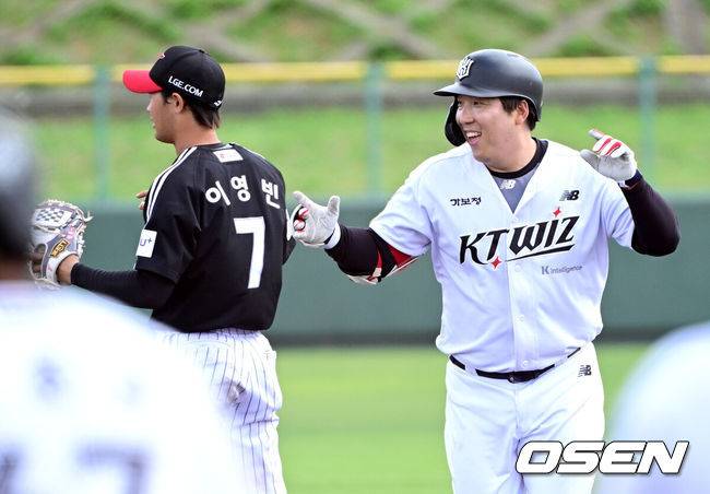 [OSEN=오키나와(일본), 최규한 기자] 1일 일본 오키나와 구시가와 야구장에서 프로야구 KT 위즈와 LG 트윈스의 연습경기가 열렸다.이날 경기에서 KT는 오원석, LG는 요니 치리노스를 선발로 내세웠다.5회말 1사 주자없는 상황 KT 김현수가 2루타를 날린 뒤 교체되고 있다. 2026.03.01 / dreamer@osen.co.kr