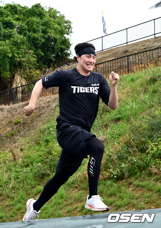 [OSEN=오키나와(일본), 최규한 기자] 프로야구 KIA 타이거즈가 25일 일본 오키나와 킨 베이스볼 스타디움에 스프링캠프를 차리고 구슬땀을 흘렸다.KIA는 이번 오키나와 2차 스프링캠프에서 총 5차례 연습경기를 치르며 전력을 끌어올릴 예정이다.KIA 정해영이 러닝 훈련을 펼치고 있다. 2026.02.25 / dreamer@osen.co.kr