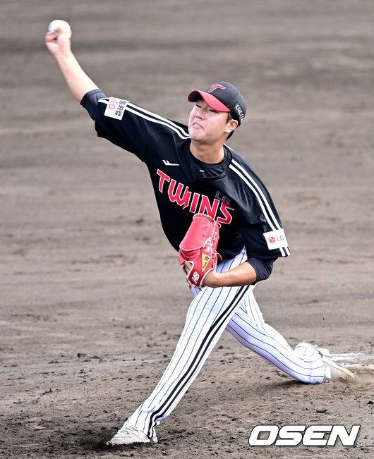 [OSEN=오키나와(일본), 최규한 기자] 1일 일본 오키나와 구시가와 야구장에서 프로야구 KT 위즈와 LG 트윈스의 연습경기가 열렸다.이날 경기에서 KT는 오원석, LG는 요니 치리노스를 선발로 내세웠다.4회말 LG 박시원이 힘차게 공을 뿌리고 있다. 2026.03.01 / dreamer@osen.co.kr