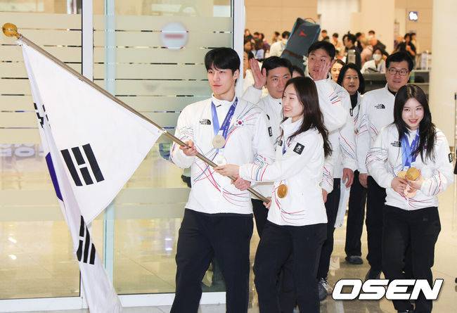 [OSEN=인천공항, 민경훈 기자] 2026 밀라노·코르티나담페초 동계올림픽에서 대한민국 동계올림픽 선수단 본진이 24일 오후 인천국제공항을 통해 귀국했다.대한민국 선수단은 2026 밀라노·코르티나담페초 동계 올림픽에서 금메달 3개, 은메달 4개, 동메달 3개를 획득해 종합 13위에 자리했다.쇼트트랙 국가대표 최민정, 황대헌, 김길리 등이 귀국하고 있다. 2026.02.24 /rumi@osen.co.kr