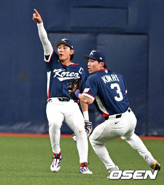 [OSEN=오사카(일본), 손용호 기자] 3일 일본 오사카 교세라돔에서 월드베이스볼클래식(WBC) 공식 연습 경기 한국 야구 대표팀과 오릭스 버팔로스의 경기가 열렸다.우리 대표팀은 연습 경기 2차전을 치른 뒤 5일 일본 도쿄돔에서 체코와 WBC 조별리그 1차전에서 격돌한다.3회말 무사 1,3루에서 한국 김혜성이 오릭스 니시카와 료마의 타구를 잡고 있다. 2026.03.03 /spjj@osen.co.kr