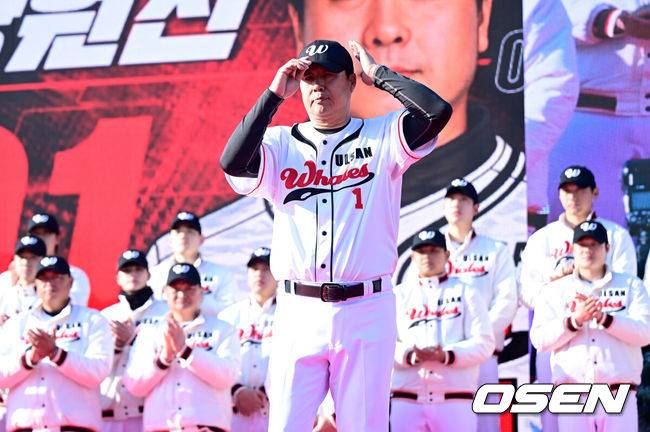 [OSEN=울산, 최규한 기자] 울산웨일즈 프로야구 창단식이 2일 오후 울산 문수야구장에서 열렸다.이날 창단식에는 김두겸 울산시장을 비롯해 허구연&nbsp;KBO&nbsp;총재, 김철욱 시 체육회장, 야구 관계자·선수단, 시민 등 500여 명이 참석했다. 울산웨일즈 프로야구단은 오는 3월 20일&nbsp;KBO&nbsp;퓨처스리그 개막전을 시작으로 시즌 일정에 돌입한다.&nbsp;장원진 감독이 인사를 전하고 있다. 2026.02.02 / dreamer@osen.co.kr