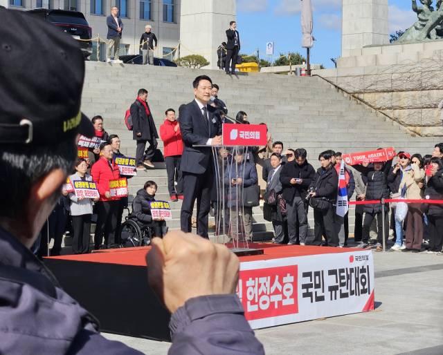 ▲장동혁 대표가 3일 국회에서 열린 '사법독립 헌정수호를 위한 대국민 호소 국민 대장정 규탄대회' 출정사에 나서자 지지자들이 환호하고 있다. 장 대표 뒤편에서 한 지지자가 'YOON AGAIN' 손팻말을 흔들며 장 대표를 응원하는 모습이 눈에 띄었다. ⓒ프레시안(김도희)