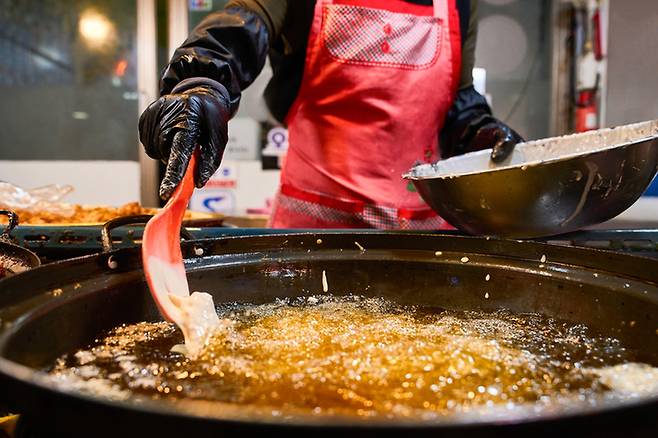 재사용한 식용유를 가열할 때 평소보다 이른 시점에 연기가 피어오른다면 발연점이 낮아졌을 가능성이 있다. 색이 맑아 보여도 산화는 진행됐을 수 있다. 게티이미지