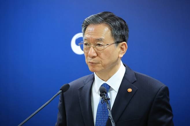 정성호 법무부 장관이 3일 정부과천청사 법무부 브리핑실에서 2030 이민정책 미래전략을 발표하고 있다. 연합뉴스