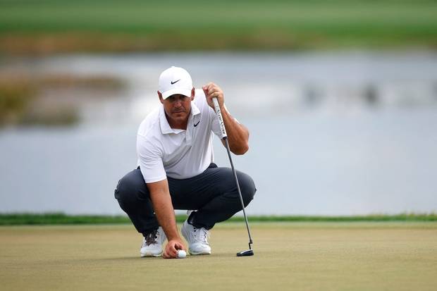 브룩스 켑카가 PGA 투어 코그니전트 클래식 3라운드 5번 홀 그린에서 퍼트 라인을 살펴보고 있다. AFP연합뉴스