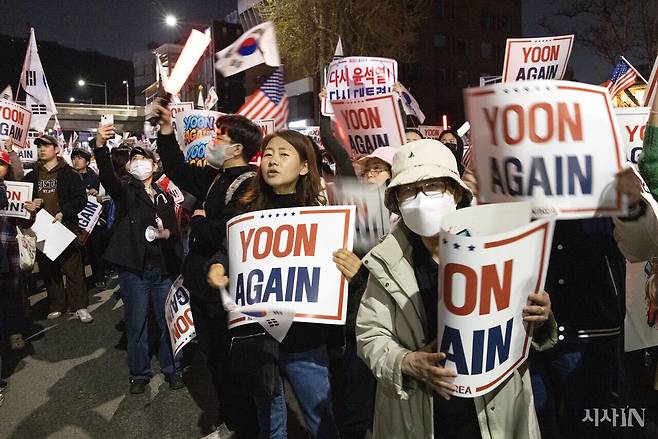 2025년 4월8일 윤석열 지지자들이 서울 이태원역에서 집회를 열고 ‘탄핵 무효’ ‘윤(윤석열) 어게인’ 등의 구호를 외치고 있다. ⓒ시사IN 조남진