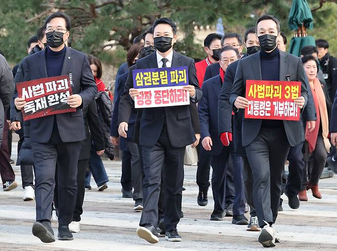 장동혁 국민의힘 대표를 비롯한 소속 의원, 당협위원장들이 3일 오후 서울 종로구 청와대 사랑채 앞으로 자유민주헌정 수호 국민대장정 도보투쟁을 하고 있다. ⓒ 시사저널 임준선