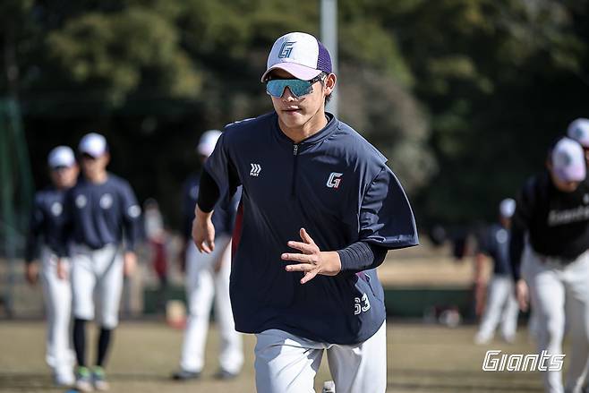 롯데 이서준이 지난달 23일 히나타히무카스타디움서 열린 요미우리 2군과 연습경기를 앞두고 러닝 훈련을 소화하고 있다. 사진제공｜롯데 자이언츠