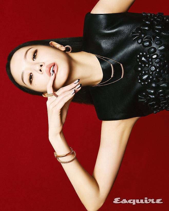 화보 촬영을 하고 있는 블랙핑크 멤버 지수. 에스콰이어 제공