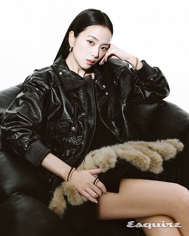 화보 촬영을 하고 있는 블랙핑크 멤버 지수. 에스콰이어 제공