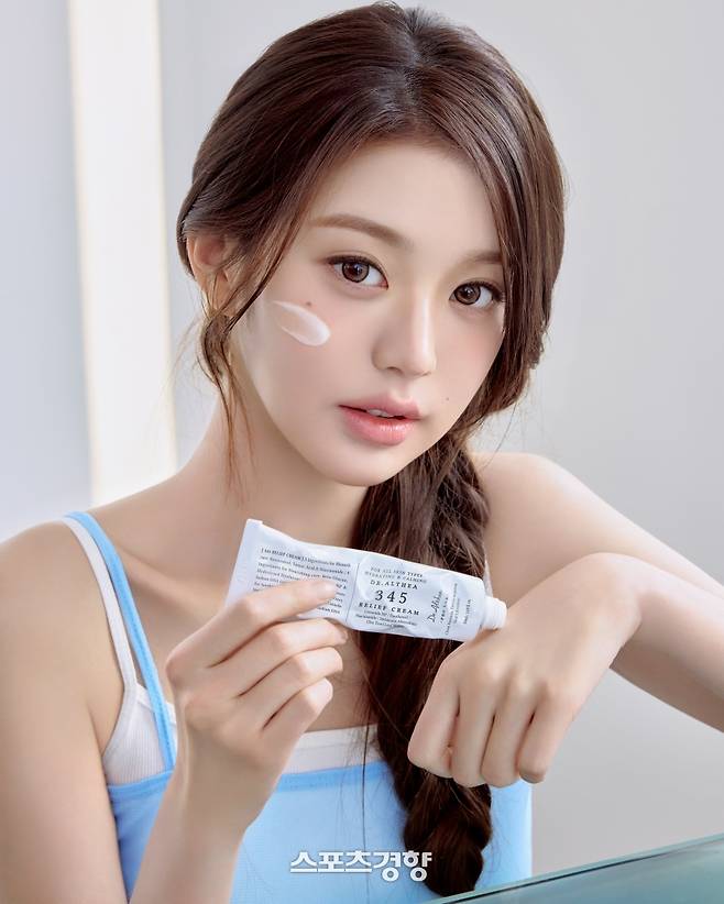스킨케어 브랜드 화보를 찍고 있는 아이브 멤버 장원영. 닥터엘시아 제공