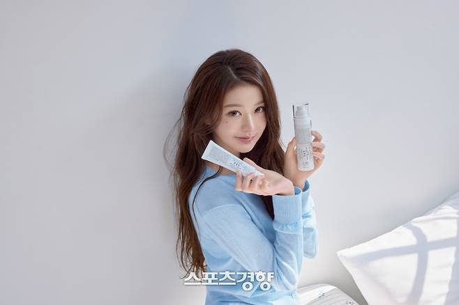 스킨케어 브랜드 화보를 찍고 있는 아이브 멤버 장원영. 닥터엘시아 제공
