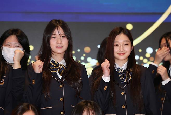 2026 밀라노-코르티나담페초 동계올림픽에 출전한 스노보드 최가온(왼쪽)과 피겨스케이팅 신지아가 3일 재학 중인 서초구 세화여자고등학교에서 열린 고3 시업식에서 반 친구들과 기념 촬영을 하고 있다. 2026.3.3 hama@yna.co.kr 연합뉴스