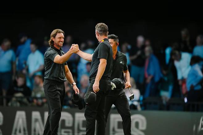 LA 골프클럽의 토미 플리트우드(왼쪽)가 3일 TGL 뉴욕 골프클럽과 경기에서 승리한 뒤 저스틴 로즈와 악수하고 있다. TGL 홈페이지 캡처