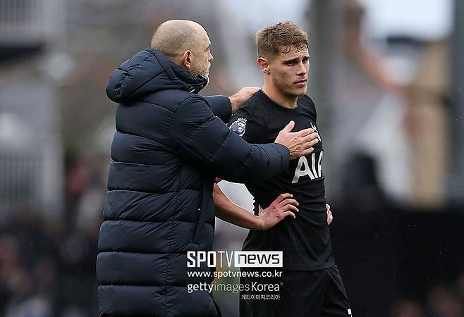 ▲ 토트넘이 프리미어리그에서 10경기 연속 무승을 기록한 건, 1994년 오시 아르딜레스 감독 시절 이후 무려 32년 만에 일이다. 축구 통계 매체 '옵타'는 "토트넘은 리그 10경기 무승으로 구단 최장 무승 기간 타이를 이뤘다"라고 설명했다.