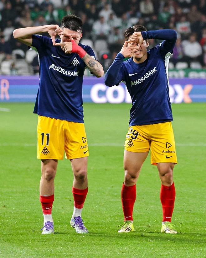 FC안도라 김민수(오른쪽)가 3일(한국시간) 스페인 코르도바의 에스타디오 누에보 아르칸헬에서 열린 2025~2026 스페인 프로축구 라리가2(2부) 28라운드 원정경기 코르도바전에서 골을 넣은 뒤 손흥민의 찰칵 세리머니를 선보이고 있다. /사진=FC안도라 SNS 캡처