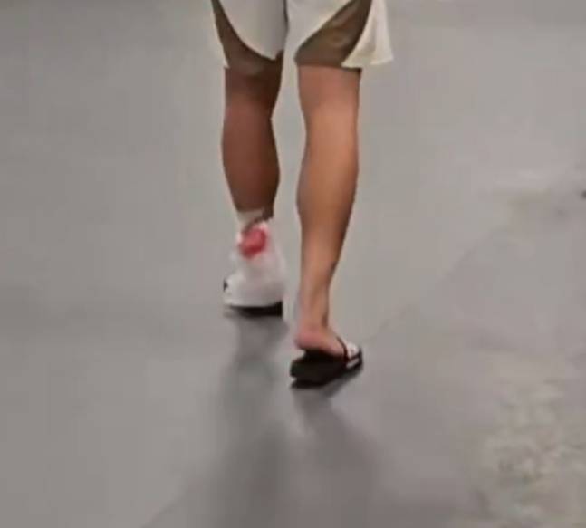 지난 1일(한국시간) 미국 텍사스주 휴스턴의 쉘 에너지 스타디움에서 열린 휴스턴 다이모FC와의 2026 MLS 2라운드 원정경기 후 팬들에게 사인을 해주던 손흥민의 왼쪽 발목 뒤쪽에 빨간색이 보이자 출혈을 의심했던 현지 매체들. /사진=MLS 무브 SNS 캡처