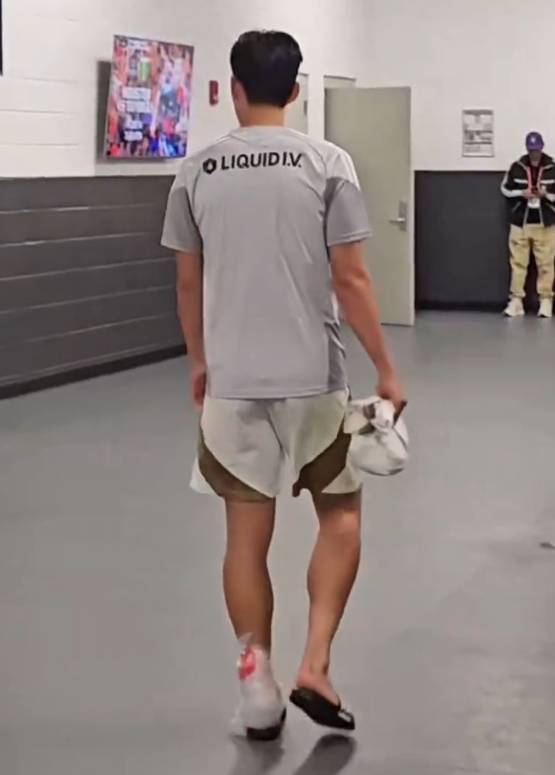 지난 1일(한국시간) 미국 텍사스주 휴스턴의 쉘 에너지 스타디움에서 열린 휴스턴 다이모FC와의 2026 MLS 2라운드 원정경기 후 팬들에게 사인을 해주던 손흥민의 왼쪽 발목 뒤쪽에 빨간색이 보이자 출혈을 의심했던 현지 매체들. /사진=MLS 무브 SNS 캡처