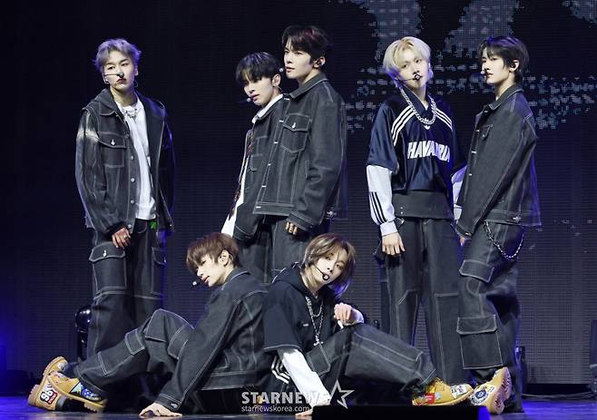 신인 보이그룹 '튜넥스'(TUNEXX)가 3일 오후 서울 광진구 예스24라이브홀에서 진행된 데뷔 앨범이자 첫 미니앨범 ‘SET BY US ONLY' 발매기념 쇼케이스에서 데뷔곡을 선보이고 있다. 이번 앨범에는 타이틀곡 ‘내가 살아있다는 증거’를 비롯해 ‘100%’, ‘Obsessed(옵세스드)’, ‘Twenty Something(트웬티 썸띵)’ 등 총 4곡이 수록됐다. /2026.03.03 /사진=이동훈 photoguy@