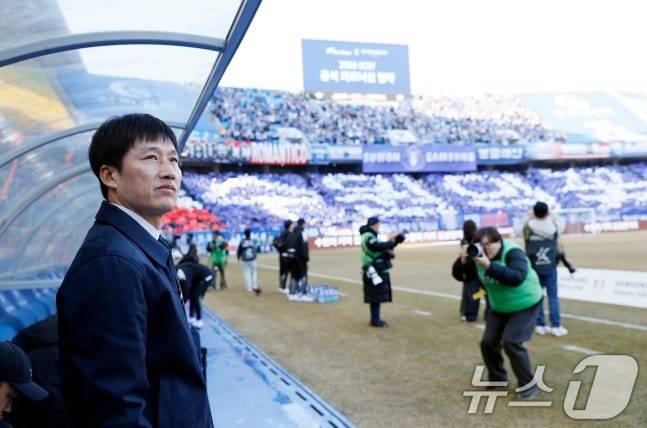 이정효(왼쪽) 수원삼성 감독이 28일 오후 경기도 수원시 팔달구 월드컵로 수원월드컵경기장에서 열린 하나은행 K리그2 2026 1라운드 수원삼성과 서울이랜드의 경기에서 피치를 바라보고 있다. /사진=뉴스1