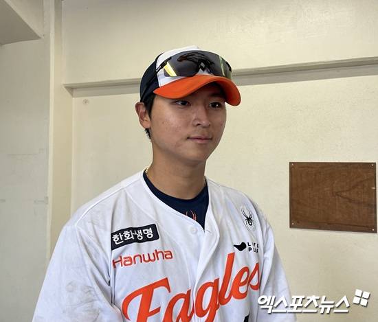 한화 이글스 최인호가 지난 2일 일본 오키나와 구시가와 야구장에서 열린 KT와의 스프링캠프 연습경기 이후 취재진과 인터뷰에 응하고 있다. 오키나와, 김유민 기자