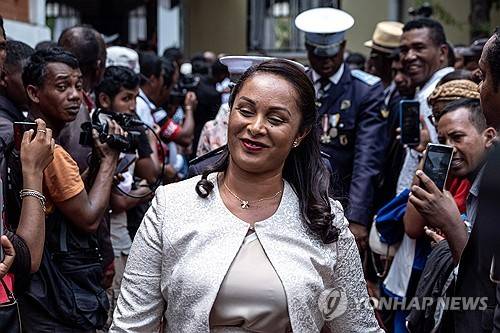 2025년 10월 17일 마다가스카르 안타나나리보 헌법재판소에서 열린 대통령 취임식에 참석한 과도정부 대통령의 부인. [EPA 연합뉴스 자료사진. 재판매 및 DB 금지]