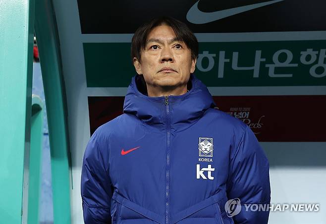 경기장 바라보는 홍명보 감독 (대전=연합뉴스) 임화영 기자 = 14일 대전월드컵경기장에서 열린 남자축구 국가대표 A매치 평가전 대한민국과 볼리비아의 경기. 한국 홍명보 감독이 경기장을 바라보고 있다. 2025.11.14 hwayoung7@yna.co.kr