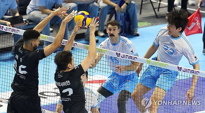 '철벽 블로킹' (인천=연합뉴스) 임순석 기자 = 22일 인천 계양체육관에서 열린 프로배구 V리그 남자부 대한항공과 현대캐피탈 경기. 현대캐피탈 레오, 바야르사이한이 대한항공 김민재의 공격을 블로킹하고 있다. 2026.2.22 soonseok02@yna.co.kr