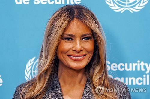 유엔 안보리 회의장 앞에서 기념촬영하는 멜라니아 여사 [뉴욕 EPA=연합뉴스. 재판매 및 DB 금지]