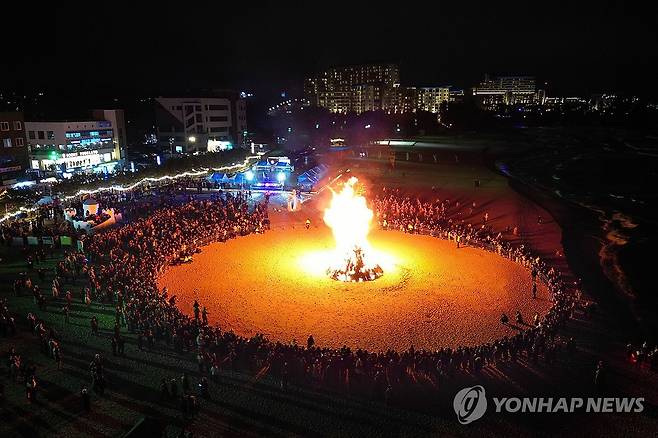 2026 삼척 정월대보름제 달집태우기 (삼척=연합뉴스) 28일 강원 삼척시 삼척해수욕장 백사장에서 '2026 삼척 정월대보름제' 행사로 달집태우기가 진행되고 있다.
    삼척 정월대보름제는 '으랏차 심척기줄, 전통을 당겨 미래로'를 주제로 지난 27일부터 3월 3일까지 열린다. 2026.2.28 [삼척시 제공. 재판매 및 DB 금지] yoo21@yna.co.kr