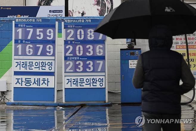 국제유가는(?) (서울=연합뉴스) 서명곤 기자 = 지난 주말 시작된 미국과 이스라엘의 이란 공격 여파로 글로벌 자산 시장이 출렁거리는 분위기다.  이란의 보복 공격에 따른 호르무즈 해협 혼돈으로 국제유가도 급등세를 보이고 있다.
    장외시장에서 브렌트유 가격은 지난주 금요일 종가보다 8∼10% 급등한 배럴당 80달러 안팎에 거래되고 있다. 2일 거래소가 문을 열면 급등세가 예상된다. 
    이날 서울 시내 한 주유소에 휘발유, 경유 등의 가격이 표시돼있다.   2026.3.2 seephoto@yna.co.kr