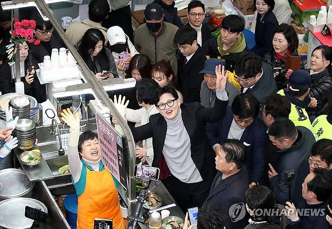 서문시장서 인사하는 한동훈 (대구=연합뉴스) 김현태 기자 = 한동훈 국민의힘 전 대표가 27일 오후 대구 서문시장을 찾은 자리에서 지지자들에게 인사하고 있다. 2026.2.27 mtkht@yna.co.kr