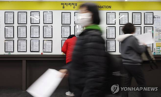 고령자 일자리 정보 살피는 구직자들 [연합뉴스 자료사진]