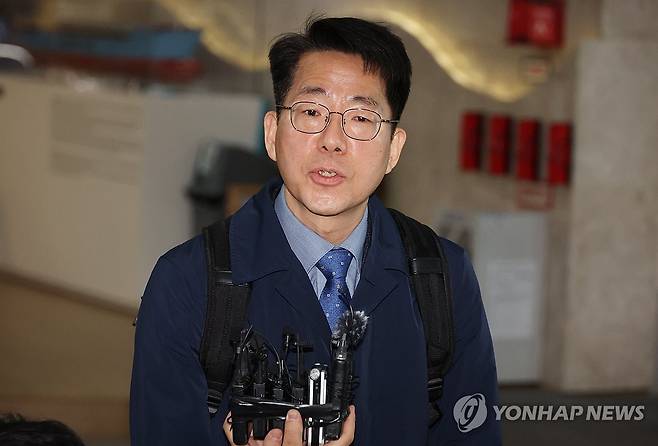 질의에 답하는 황종우 해수부 장관 후보자 (부산=연합뉴스) 강선배 기자 = 황종우 해수부 장관 후보자가 3일 오전 부산 중구 부산항만공사에 출근해 질의에 답변하고 있다. 2026.3.3 sbkang@yna.co.kr