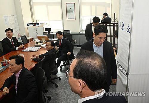 국민의힘 TK 의원들, 대구·경북 행정통합 특별법 당론 투표     (서울=연합뉴스) 신현우 기자 = 국민의힘이 대구·경북(TK) 행정 통합 특별법안 처리에 대한 당의 입장을 전체 TK 국회의원의 투표로 정하기로 한 가운데, 26일 국민의힘 TK 의원들이 투표를 위해 국회 원내수석부대표실에 모여 있다. 2026.2.26 [공동취재]
    nowwego@yna.co.kr