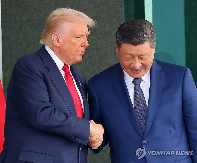 악수하는 트럼프·시진핑 (부산=연합뉴스) 손형주 기자 = 도널드 트럼프 미국 대통령과 시진핑 중국 국가주석이 30일 부산 김해공군기지 의전실 나래마루에서 미중 정상회담을 마친 뒤 회담장을 나서며 악수하고 있다. 2025.10.30 handbrother@yna.co.kr