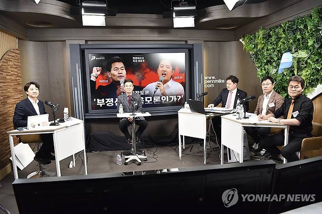 이준석-전한길 '부정선거' 무제한 토론 (서울=연합뉴스) 개혁신당 이준석 대표와 한국사 강사 출신 유튜버 전한길(본명 전유관)이 27일 부정선거를 주제로 유튜브 채널 '펜앤마이크TV'를 통해 생중계 무제한 토론을 하고 있다. 2026.2.27 [개혁신당 제공. 재판매 및 DB 금지] photo@yna.co.kr