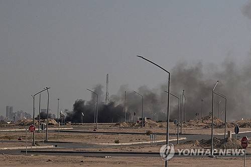 쿠웨이트 시티의 미국 대사관 인근에서 이란의 공습에 따른 것으로 추정되는 검은 연기가 피어오르는 모습
[AFP 연합뉴스. 재판매 및 DB 금지]
