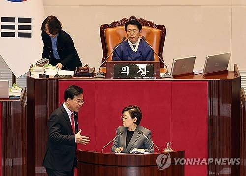 송언석 원내대표 "필리버스터 중단하겠습니다"     (서울=연합뉴스) 배재만 기자 = 국민의힘 송언석 원내대표가 1일 국회 본회의장에서 국민투표법 전부개정법률안(대안)에 대한 무제한토론을 하고 있던 김정재 의원에게 토론 중단을 요청하며 이학영 국회부의장에게 설명하고 있다. 송 원내대표는 앞서 더불어민주당에 대구·경북 행정통합 특별법 처리 협조를 요구하며 필리버스터를 전면 중단하겠다고 밝혔다. 2026.3.1
    scoop@yna.co.kr