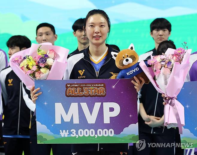 양효진, 내가 V-리그 올스타전 MVP (춘천=연합뉴스) 양지웅 기자 = 25일 강원 춘천시 호반체육관에서 열린 프로배구 '진에어 2025∼2026 V-리그 올스타전' 시상식에서 MVP를 차지한 현대건설 양효진이 기념 촬영하고 있다. 2026.1.25 yangdoo@yna.co.kr