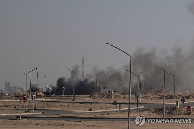 쿠웨이트 시티 미 대사관 인근에서 이란 공습에 따른 것으로 추정되는 검은 연기가 피어오르는 모습 [AFP=연합뉴스. 재판매 및 DB 금지]