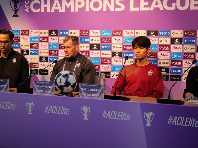 고베의 미하엘 스키베(왼쪽에서 두 번째) 감독과 사사키 다이주 [FC서울 제공. 재판매 및 DB 금지]