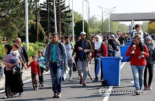 2015년 9월 헝가리에서 오스트리아 국경을 향하고 있는 시리아 난민들  [로이터 연합뉴스 자료사진 재판매 및 DB 금지]