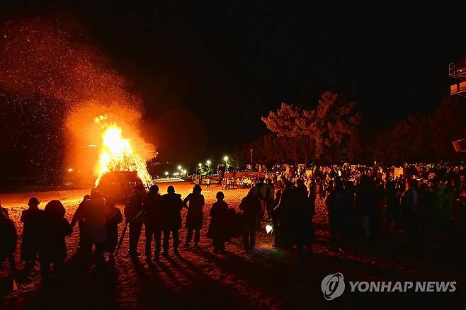 올해 소원 모두 이뤄지길 (속초=연합뉴스) 정월대보름인 3일 강원 속초 해수욕장 백사장에서 시민들이 달집태우기를 보며 소원을 빌고 있다. 2026.3.3 [속초시 제공. 재판매 및 DB 금지] ryu@yna.co.kr
