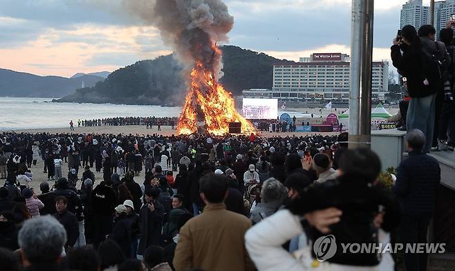 액운 훨훨 (부산=연합뉴스) 강선배 기자 = 정월대보름인 3일 오후 부산 해운대구 해운대해수욕장에서 올 한해 무사 안녕과 풍요를 기원하는 달집태우기가 진행되고 있다. 2026.3.3 sbkang@yna.co.kr