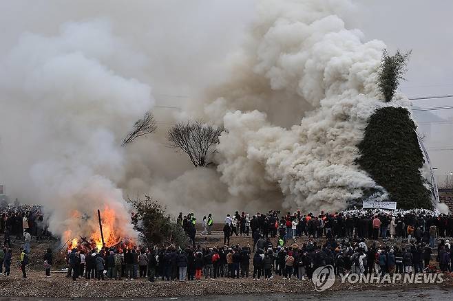 '올해는 만사형통하기를' (청도=연합뉴스) 김현태 기자 = 정월대보름인 3일 오후 경북 청도군 청도천 둔치에서 열린 달집태우기 행사에서 시민들이 타오르는 불길을 바라보며 저마다의 소원을 빌고 있다. 달집태우기는 달집에 각자의 한 해 액막이와 소원성취 문구를 붙인 뒤 불을 질러 액운을 떨치고 가족과 이웃의 안녕과 화합을 비는 행사다. 2026.3.3 mtkht@yna.co.kr